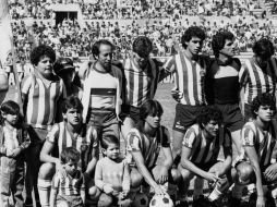 La plantilla del Club Guadalajara mostró su solidaridad con los damnificados por el sismo del 1985 al ofrecerse para juegos benéficos. EL INFORMADOR / ARCHIVO