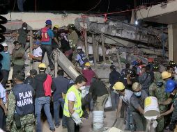 Miembros del Ejército, de la Marina y de Protección Civil han logrado rescatar a 14 niños. AFP /