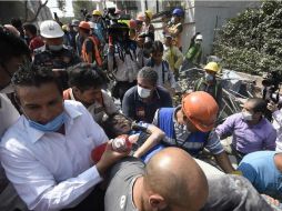 Una mujer fue rescatada con vida después de que el edificio de departamentos donde habitaba colapsara en la capital. AFP / A. Estrella