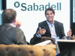 Rafael Nadal charla durante el coloquio en el que participó ayer, donde expuso algunas de sus experiencias como jugador de tenis. EFE /