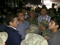 Enrique Peña Nieto escucha a varias víctimas del sismo en un recorrido por la Ciudad de México. EFE / PRESIDENCIA DE MÉXICO