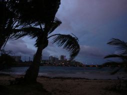 Vista nocturna desde una carretera en una calle de San Juan, en Puerto Rico. EFE / T. Llorca