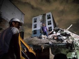 Decenas de edificios se vinieron abajo ayer en la capital tras un fuerte terremoto. SUN / G. Espinosa