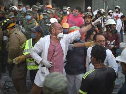 Pese a las zonas de continúan sin energía eléctrica, cientos de voluntarios salen de cada rincón, como héroes sin capa. AFP / Y. Cortez