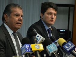 Juan Porras (i) es el único empresario jalisciense del 'Cuarto de Junto', grupo de empresas que vigilan la renegociación. TWITTER / @SedecoJalisco