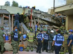 Los padres de Mónica permanecen en las inmediaciones desde anoche. EFE / SEMAR