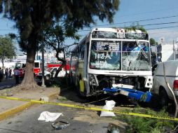 El chofer del auto compacto refiere que presuntamente la unidad del transporte público se pasó el alto provocando el accidente. ESPECIAL / Bomberos Guadalajara