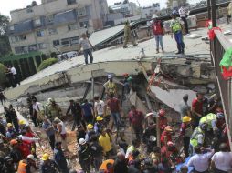 Una niña de ocho años ha dado pruebas de seguir respirando entre los derrumbes del colegio Enrique Rébsamen. AP / C. Cisneros