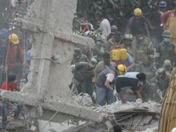 Brigadistas y voluntarios continúan con las labores de rescate. EFE / J. Méndez