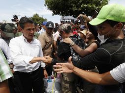 Peña Nieto se acercó a personas lesionadas a quienes reconfortó y expresó su solidaridad. SUN / L. Cortés
