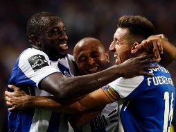 Héctor Herrera (D) celebra con sus compañeros uno de los goles del Porto.