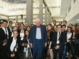 Al terminar la conferencia, el Premio Nobel se tomó una fotografía con los alumnos de la Autónoma de Guadalajara.