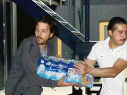 Diego Luna en un centro de acopio.