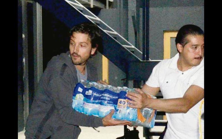 Diego Luna en un centro de acopio.