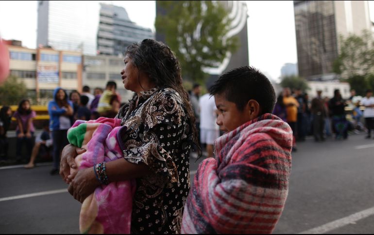 Personas permanecen en las calles luego de que sonaran las alarmas sísmicas.