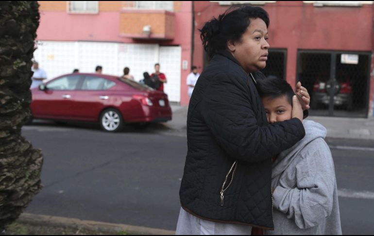 Habitantes de la capital mexicana se ponen a resguardo durante un nuevo sismo.