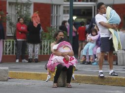 Habitantes de la capital salen de sus casas luego que la alerta sísmica sonara.
