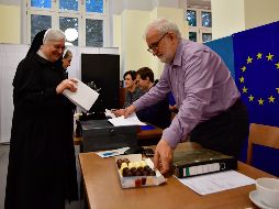Varias monjas emiten sus votos en una mesa de votación en Berlín durante las elecciones generales.