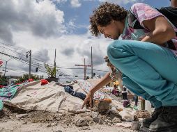 Una persona afectada muestra los daños que presenta su vivienda tras los últimos sismos.