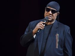 'Esta noche me arrodillo por Estados Unidos', declara el artista.