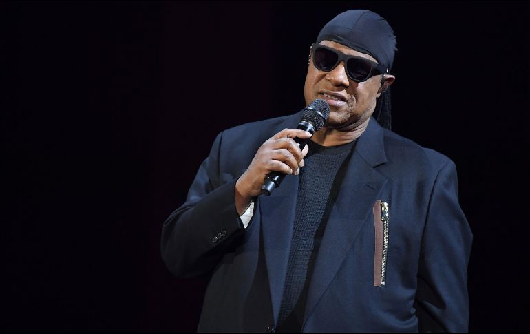 'Esta noche me arrodillo por Estados Unidos', declara el artista.