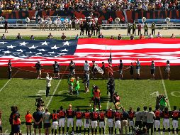 Durante la ceremonia del himno el lado de los Acereros (superior) aparece prácticamente vacío.