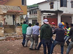 Peña Nieto recorrió el municipio de Joquicingo, uno de los más afectados en el Estado de México por el sismo. SUN / X. García