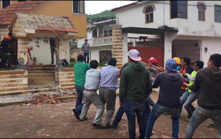 Peña Nieto recorrió el municipio de Joquicingo, uno de los más afectados en el Estado de México por el sismo. SUN / X. García