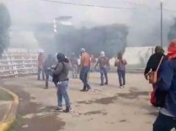 Estudiantes de la Normal de Ayotzinapa lanzaron objetos a las instalaciones del 27 batallón de infantería en Iguala. Twitter /@des_informante