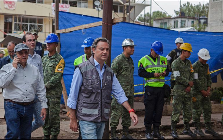 Aurelio Nuño dio un recorrido por la zona del colegio Enrique Rébsamen.