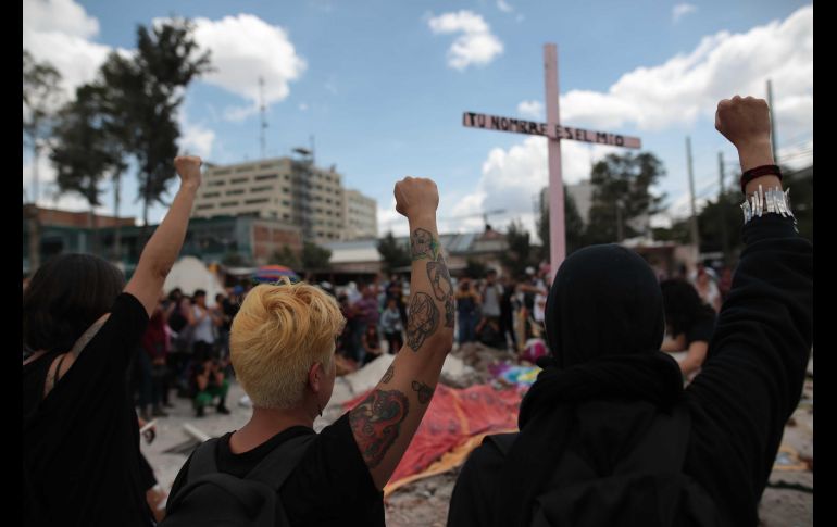 Activistas, en su mayoría mujeres, colocaron ofrendas y recordaron a las trabajadoras de una fábrica textil que murieron tras colapsar el edificio donde laboraban.