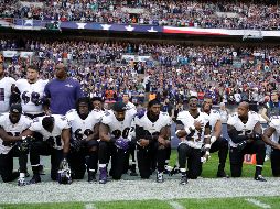 Jugadores de futbol protestan de rodillas durante la interpretación del himno, contra la violencia policial sobre afroamericanos.