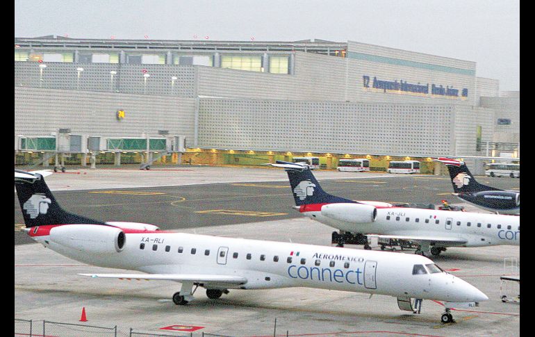 EUM20170220NAC03. - EUM20170220NAC03.JPG.CIUDAD DE M�XICO Airplane/Avi�n-Aeromexico AICM.- Un descuido fue lo sucedido en el alcance entre dos aviones de Aerom�xico ocurrido este lunes en el Aeropuerto Internacional de la Ciudad de M�xico, dijo Andr�s Conesa, CEO de la aerol�nea. Foto: Archivo Agencia EL UNIVERSAL/EVZ .