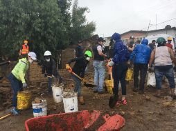 Atzitzihuacan, Puebla. Voluntarios limpian el terreno donde se edificará una nueva casa para una anciana.
