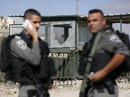 Soldados israelíes hacen guardia en el lugar donde se produjo el tiroteo, a la entrada del asentamiento judío Has Adar.