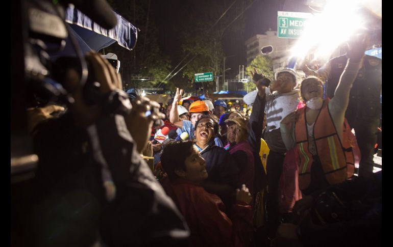 Angustia entre familiares de desaparecidos por no saber si quien buscan está vivo o muerto (AFP).