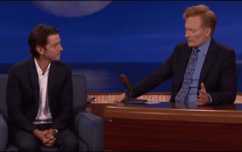 'Estaba muy asustado, corrí y vi un edificio que se había caído a media cuadra de donde estábamos', declara el famoso. YOUTUBE/Team Coco