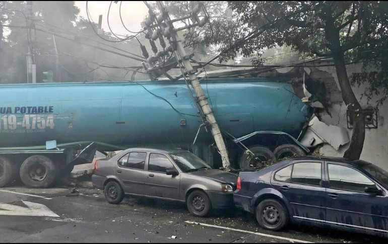 El chofer de la pipa perdió el control y se estrelló contra varios vehículos matando a cuatro personas. TWITTER / @SUUMA_CDMX