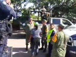 Las fricciones llegaron al momento de los empujones entre policías y militares.