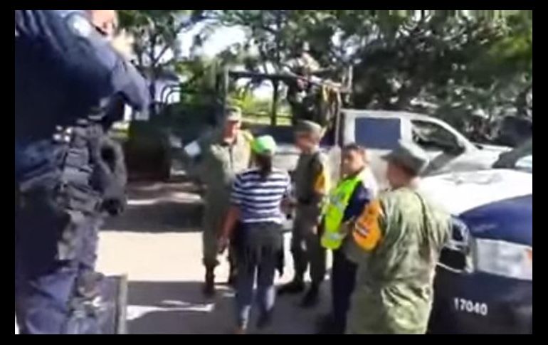 Las fricciones llegaron al momento de los empujones entre policías y militares.