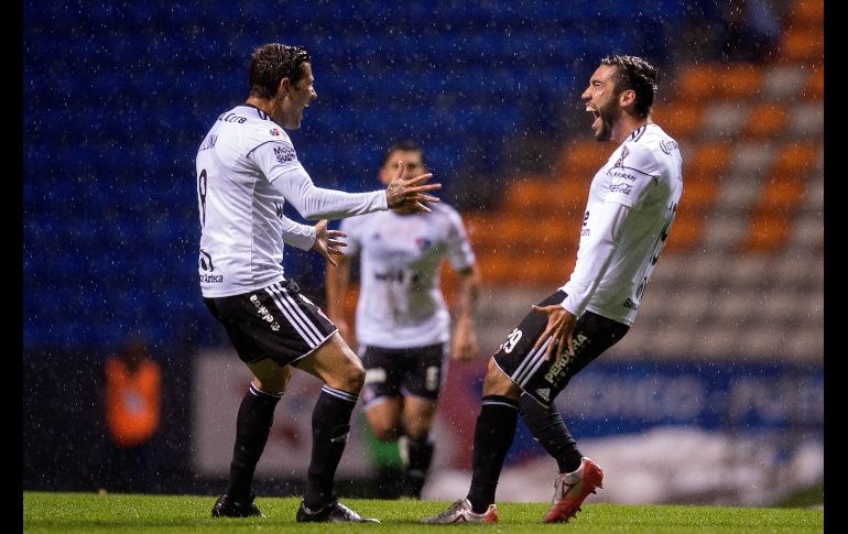 Los Zorros celebran el tanto de Vigón (D), anotado al minuto ocho de juego.