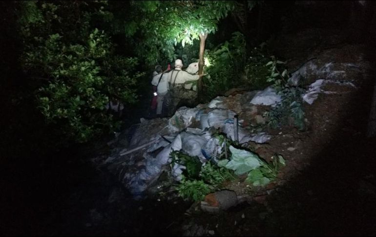 La cámara de seguridad de un camión captó el momento en que el joven fue arrastrado por el arroyo. ESPECIAL/ BOMBEROS DE GUADALAJARA