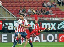 Con la marca de Oswaldo Alanís encima, Amaury Escoto echó mano de un recurso técnico para perforar las redes de Rodolfo Cota y darle la victoria a los Lobos BUAP. MEXSPORT / E. Quintana