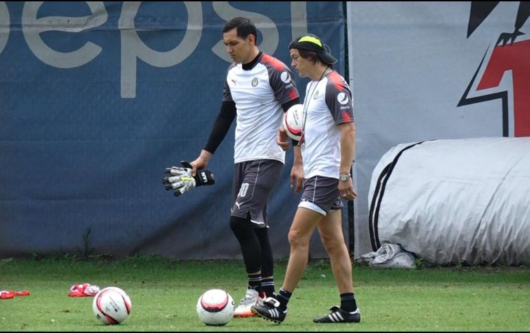Al final de la práctica en Verde Valle, el arquero Rodolfo Cota y el técnico Matías Almeyda mantuvieron una charla. CORTESÍA/