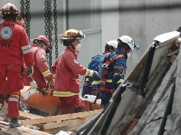 Brigadas rescatan un cuerpo. Suman 21 personas fallecidas en ese lugar, tras el sismo la semana pasada. EFE/J. Méndez