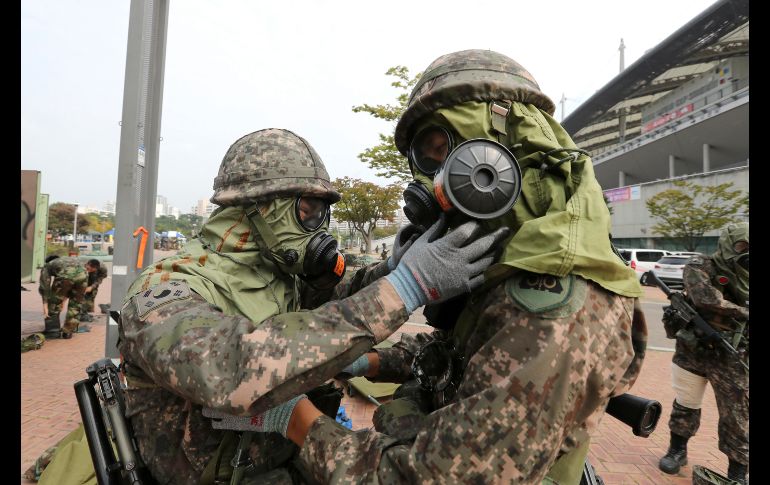 Militares de Corea del Sur portando equipo antigas durante las exhibiciones militares celebradas hoy. AP / L. Jin-Man