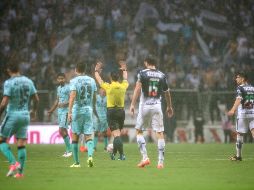 Ambos equipos trataron de hacer un buen juego en los primeros minutos del partido.