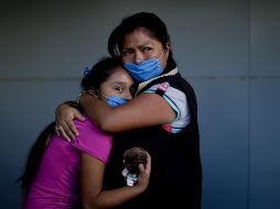 Luego del sismo, Verónica Aguilar Naranjo llevó a su hija (i) a un edificio colapsado para ayudar y mostrar a la niña la importancia de ayudar. AP/N. Pisarenko