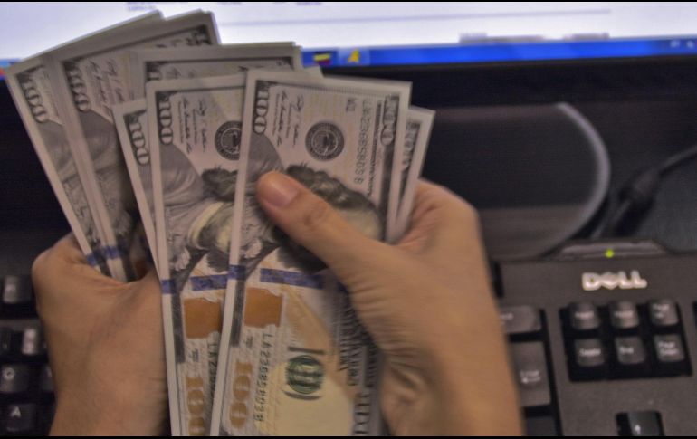 El billete verde se compra en un mínimo de 17.05 pesos. AFP / ARCHIVO