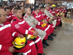 El Grupo USAR de los Bomberos de Guadalajara, con ayuda de los canes Sam y Stinky, logró rescatar a una persona con vida y tres cuerpos.  TWITTER/ @PCYBOMGDL